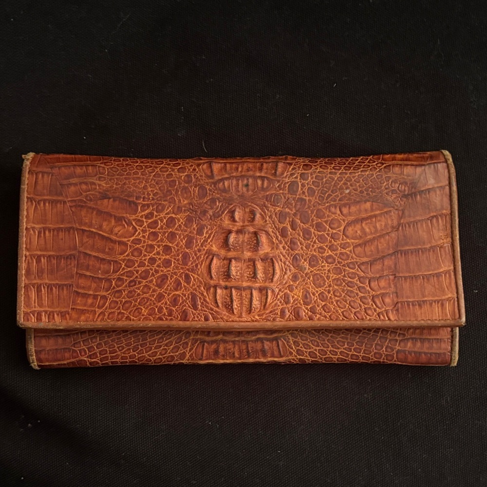 Elegant Crocodile Embossed Wallet